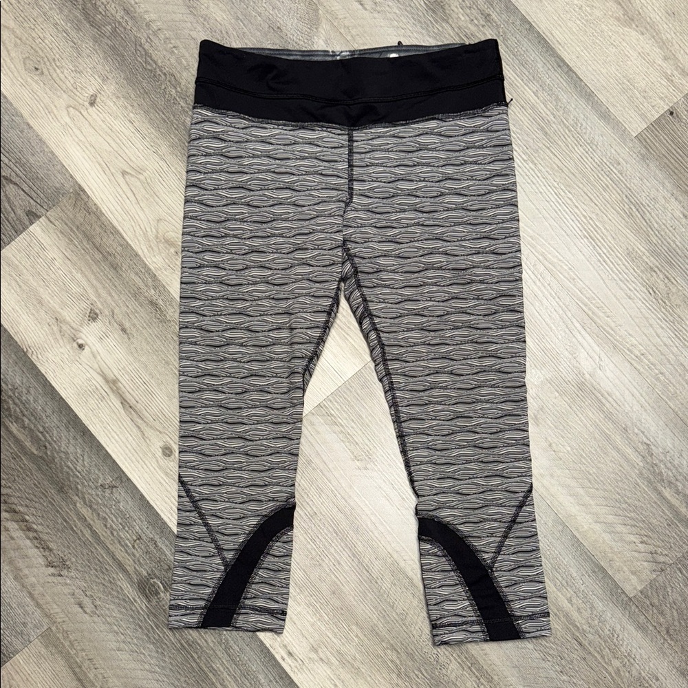 LULULEMON Women's Black & Gray Patterned Active Crop Leggings